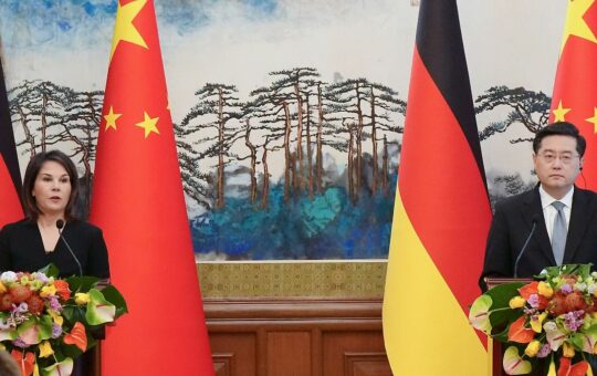 LIVE: Pressekonferenz mit Bundesaußenministerin Baerbock und dem chinesischen Außenminister Qin Gang