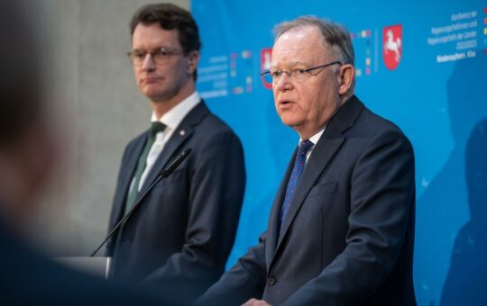 LIVE: Statements von Ministerpräsidenten Wüst und Weil zum Bund-Länder-Gipfel