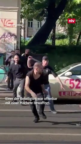 Massenschlägerei in Leipzig - Mann zieht Machete | #ntv #shorts #leipzig