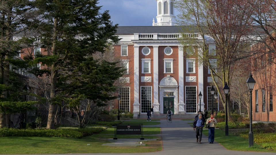 Donald Trump gegen Harvard: Universiät zieht gegen US-Regierung vor Gericht Donald Trump gegen Harvard: Universiät zieht gegen US-Regierung vor Gericht