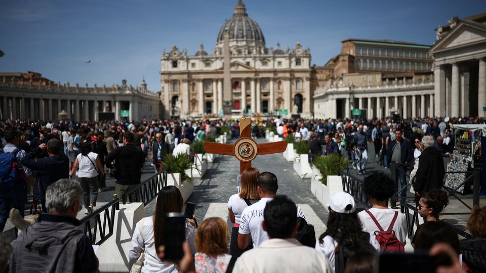 Papst Franziskus ist tot: So trauern Katholiken am Petersplatz