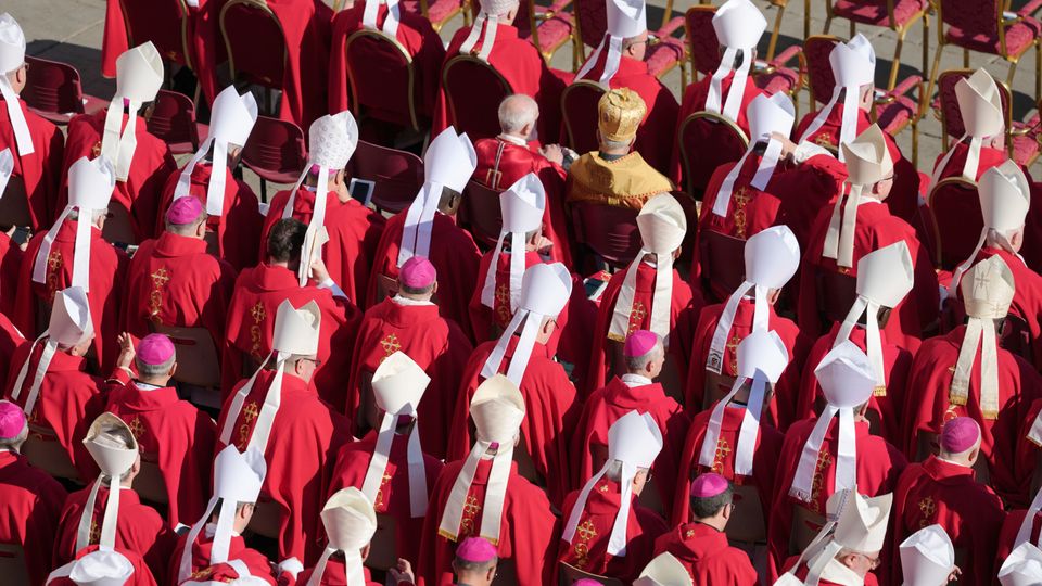 Trauerfeier im Vatikan: Applaus für das Erbe von Papst Franziskus