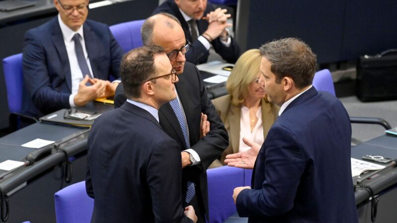 Kanzlerwahl News: Friedrich Merz düpiert, Fraktionen verhandeln über neuen Termin